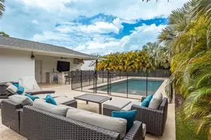 8401 Granite Pl, Tampa, FL 33615 - Photo 3