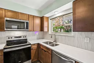704 Ojai Ave, Sun City Center, FL 33573 - Photo 11
