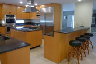 300 Brightwaters Blvd NE, Saint Petersburg, FL 33704 - Photo 3