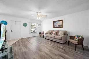 1006 Burbank Ct, Sun City Center, FL 33573 - Photo 7