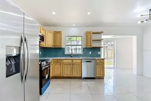 8639 May Cir, Tampa, FL 33614 - Photo 11