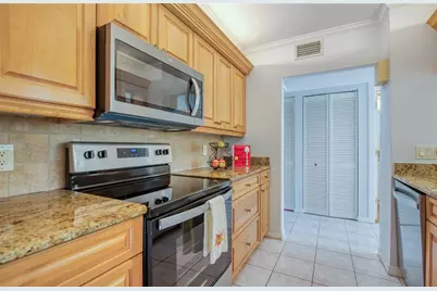 6305 Pelican Creek Crossing #D, Saint Petersburg, FL 33707 - Photo 7