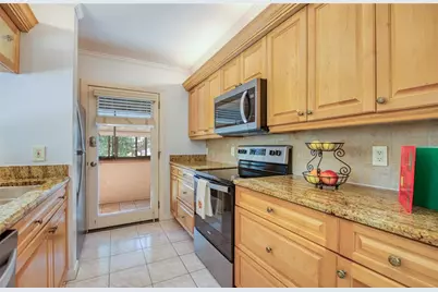 6305 Pelican Creek Crossing #D, Saint Petersburg, FL 33707 - Photo 5