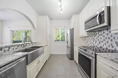 18117 Paradise Point Drive, Tampa, FL 33647 - Photo 3