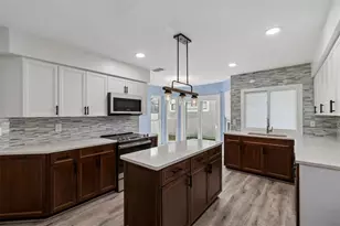 14675 Village Glen Cir, Tampa, FL 33618 - Photo 23
