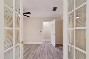 14675 Village Glen Cir, Tampa, FL 33618 - Photo 7