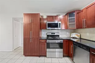 8601 Huron Ct, Tampa, FL 33614 - Photo 9