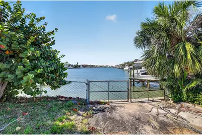 909 Oakwood Drive, Largo, FL 33770 - Photo 7