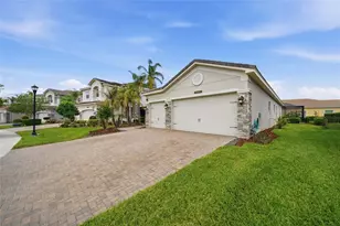 30423 Tristania Ct, Wesley Chapel, FL 33543 - Photo 5