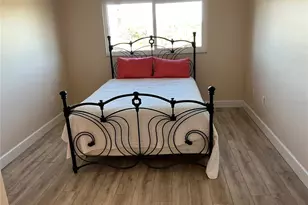 1860 Massachusetts Ave NE, Saint Petersburg, FL 33703 - Photo 11