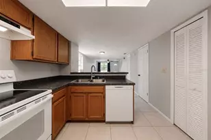 2316 Fletchers Point Cir, Tampa, FL 33613 - Photo 19