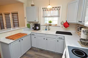 121 Sea Horse Dr SE, Saint Petersburg, FL 33705 - Photo 13