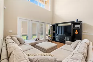 210 Valencia Cir, Saint Petersburg, FL 33716 - Photo 13