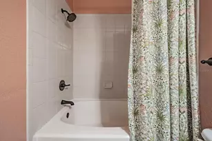10103 Courtney Oaks Cir, Tampa, FL 33619 - Photo 19