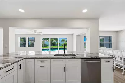 8008 13th Avenue S, Saint Petersburg, FL 33707 - Photo 9