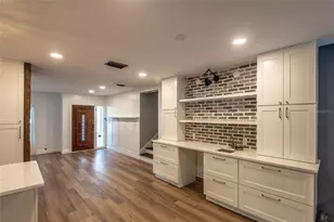 518 Crestover Dr, Tampa, FL 33617 - Photo 9