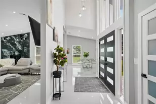 5201 Huntington St NE, Saint Petersburg, FL 33703 - Photo 3