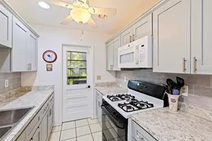 5975 Terrace Park Dr N, Saint Petersburg, FL 33709 - Photo 11