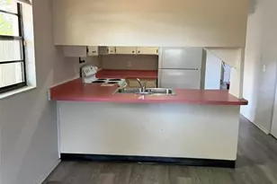 9601 Shalimar Ct, Tampa, FL 33615 - Photo 3
