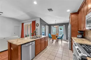 16316 Bridgeglade Ln, Lithia, FL 33547 - Photo 5