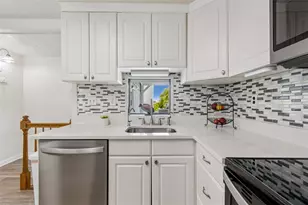 7186 Mt Arlington Dr NE, Saint Petersburg, FL 33702 - Photo 13