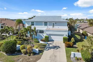 727 Key Royale Dr, Holmes Beach, FL 34217 - Photo 5