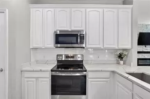 8821 N River Rd, Tampa, FL 33635 - Photo 11