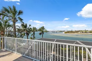 727 Key Royale Dr, Holmes Beach, FL 34217 - Photo 53
