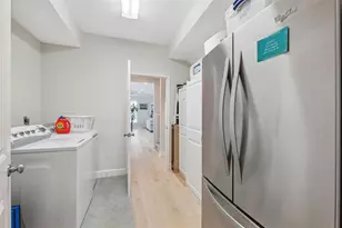 727 Key Royale Dr, Holmes Beach, FL 34217 - Photo 31