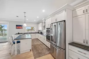 727 Key Royale Dr, Holmes Beach, FL 34217 - Photo 23