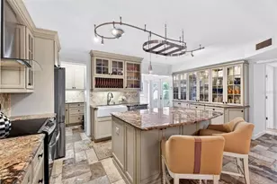 1065 Eden Isle Blvd NE, Saint Petersburg, FL 33704 - Photo 7