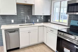 7173 Mount Bristol Blvd NE, Saint Petersburg, FL 33702 - Photo 3