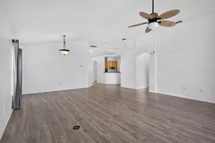 6833 Runner Oak Dr, Zephyrhills, FL 33545 - Photo 17