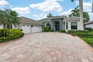 820 Sand Pine Dr NE, Saint Petersburg, FL 33703 - Photo 5