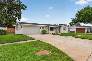 1563 Eden Isle Blvd NE, Saint Petersburg, FL 33704 - Photo 7