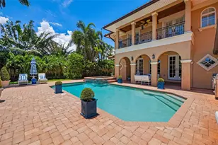 1124 Seville Ln NE, Saint Petersburg, FL 33704 - Photo 11