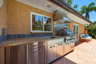 1124 Seville Ln NE, Saint Petersburg, FL 33704 - Photo 11