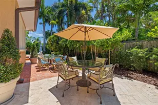 1124 Seville Ln NE, Saint Petersburg, FL 33704 - Photo 9
