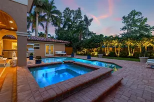 1124 Seville Ln NE, Saint Petersburg, FL 33704 - Photo 3