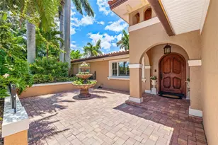 1124 Seville Ln NE, Saint Petersburg, FL 33704 - Photo 1