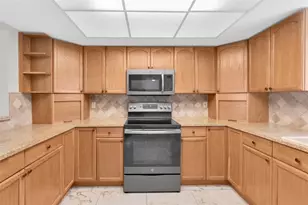 9809 Lombard Ct, Tampa, FL 33618 - Photo 5