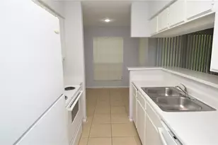 8630 Mallard Reserve Dr, Tampa, FL 33614 - Photo 11