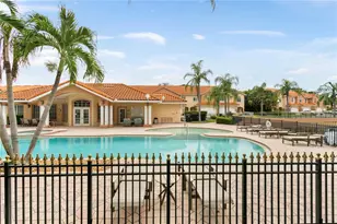 6323 Vista Verde Dr E, Saint Petersburg, FL 33707 - Photo 3
