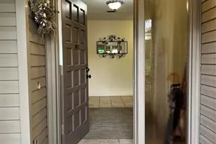 15614 Farnsworth Ln, Tampa, FL 33624 - Photo 3