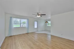 1811 Bedford Ln, Sun City Center, FL 33573 - Photo 9