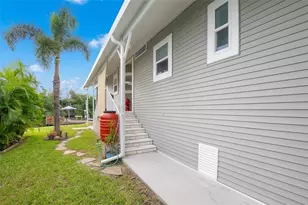 6825 Mt Orange Dr NE, Saint Petersburg, FL 33702 - Photo 9