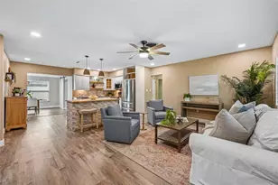 9725 48th Pl N, Saint Petersburg, FL 33708 - Photo 3