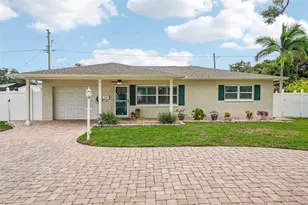 9725 48th Pl N, Saint Petersburg, FL 33708 - Photo 1