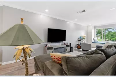 13988 Lake Point Drive, Clearwater, FL 33762 - Photo 19