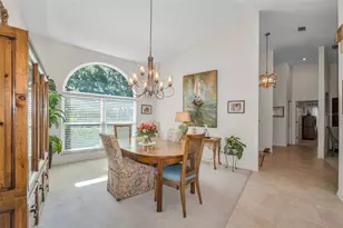 9904 Oaks Ln, Seminole, FL 33772 - Photo 5